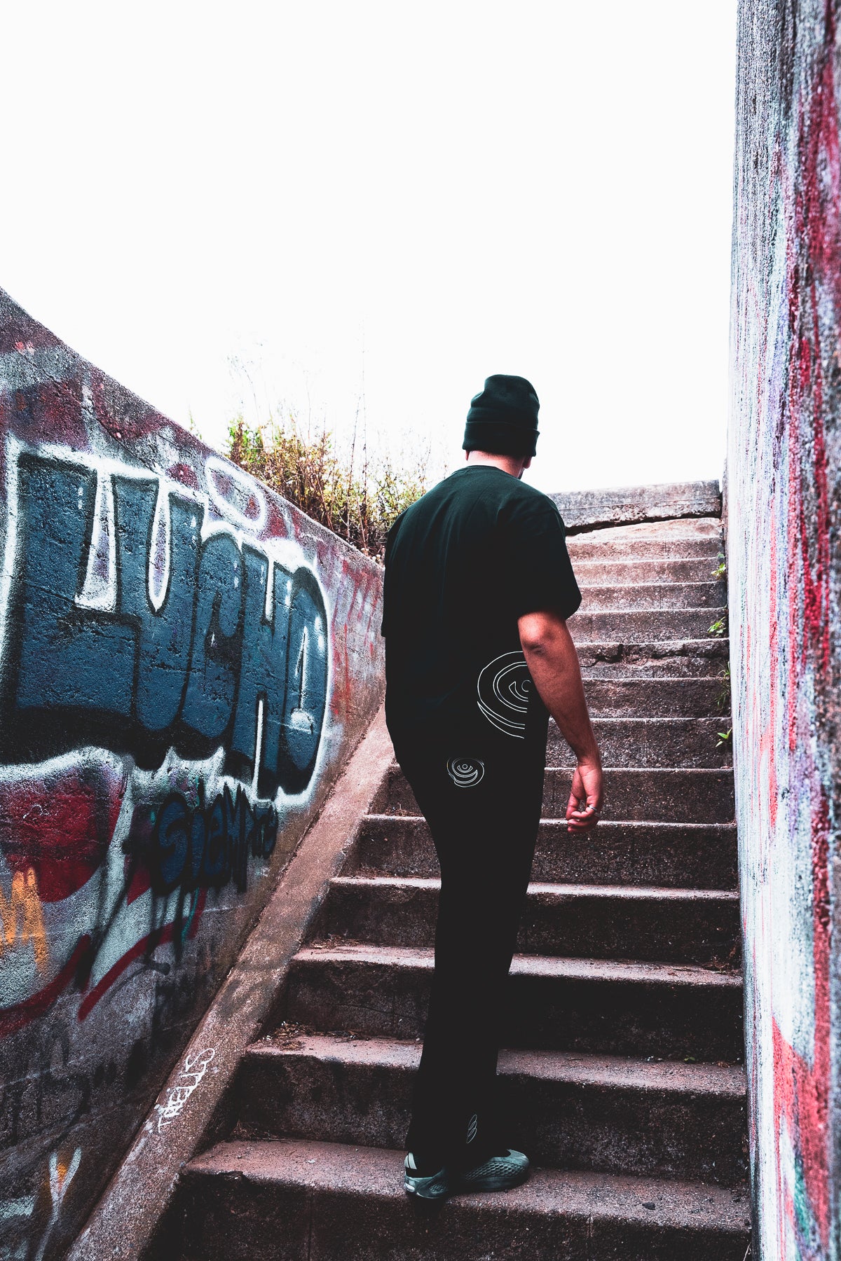 CONNECTION TEE: BLACK